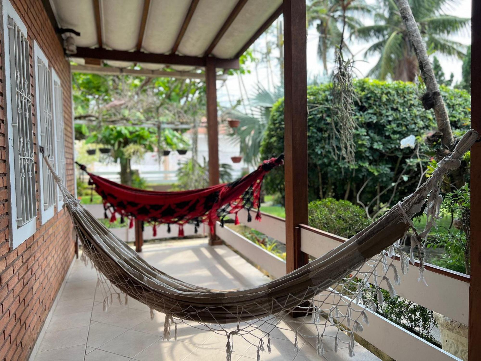 Casa agradável com piscina, a poucos passos da Praia Peruíbe Esterno foto