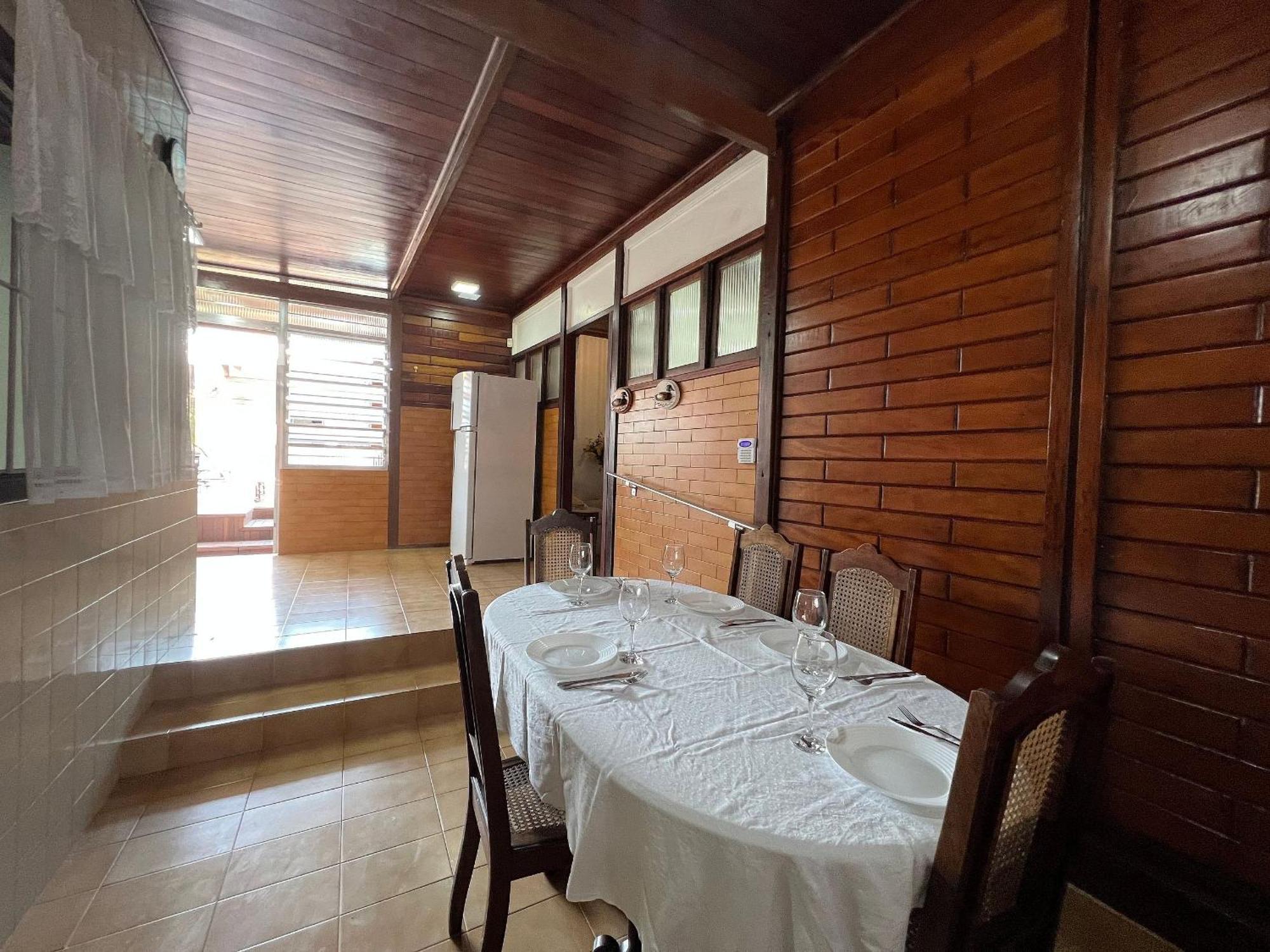Casa agradável com piscina, a poucos passos da Praia Peruíbe Esterno foto