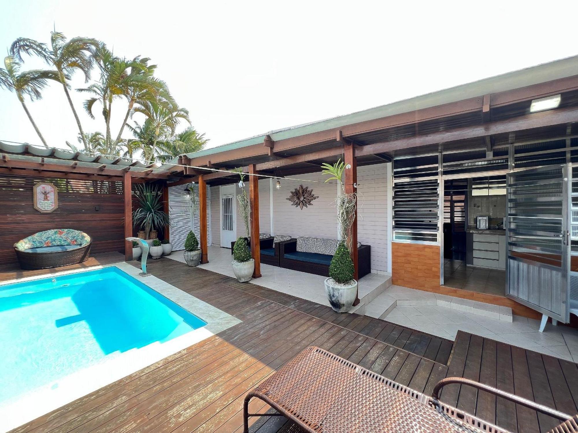 Casa agradável com piscina, a poucos passos da Praia Peruíbe Esterno foto