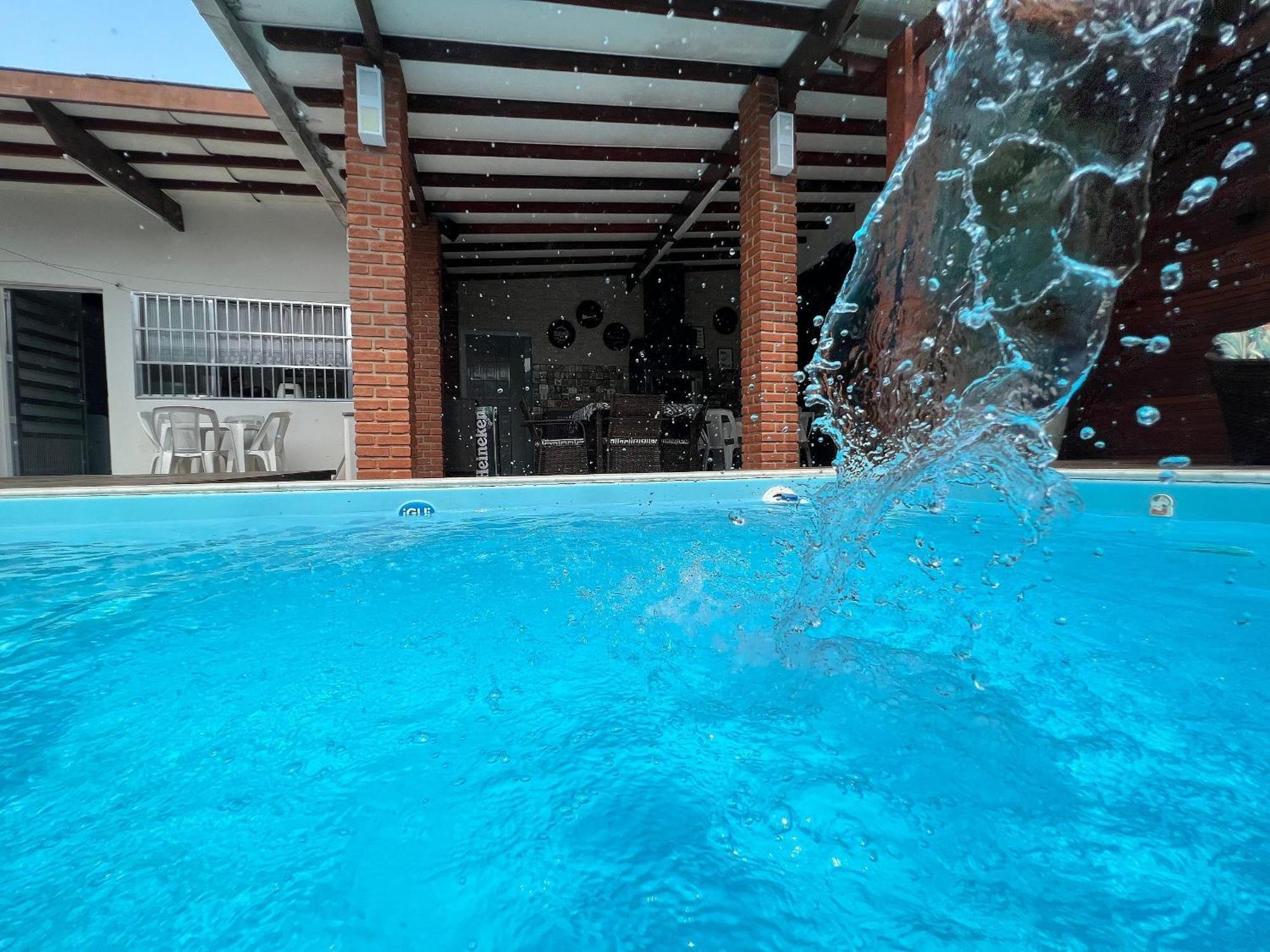 Casa agradável com piscina, a poucos passos da Praia Peruíbe Esterno foto