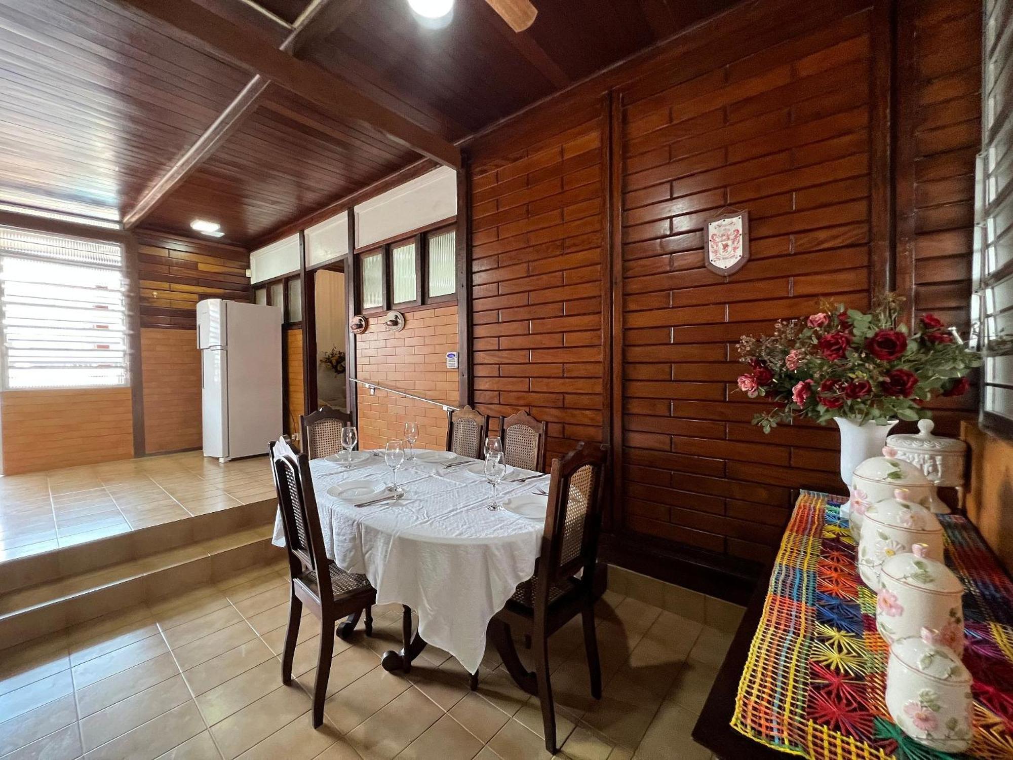 Casa agradável com piscina, a poucos passos da Praia Peruíbe Esterno foto
