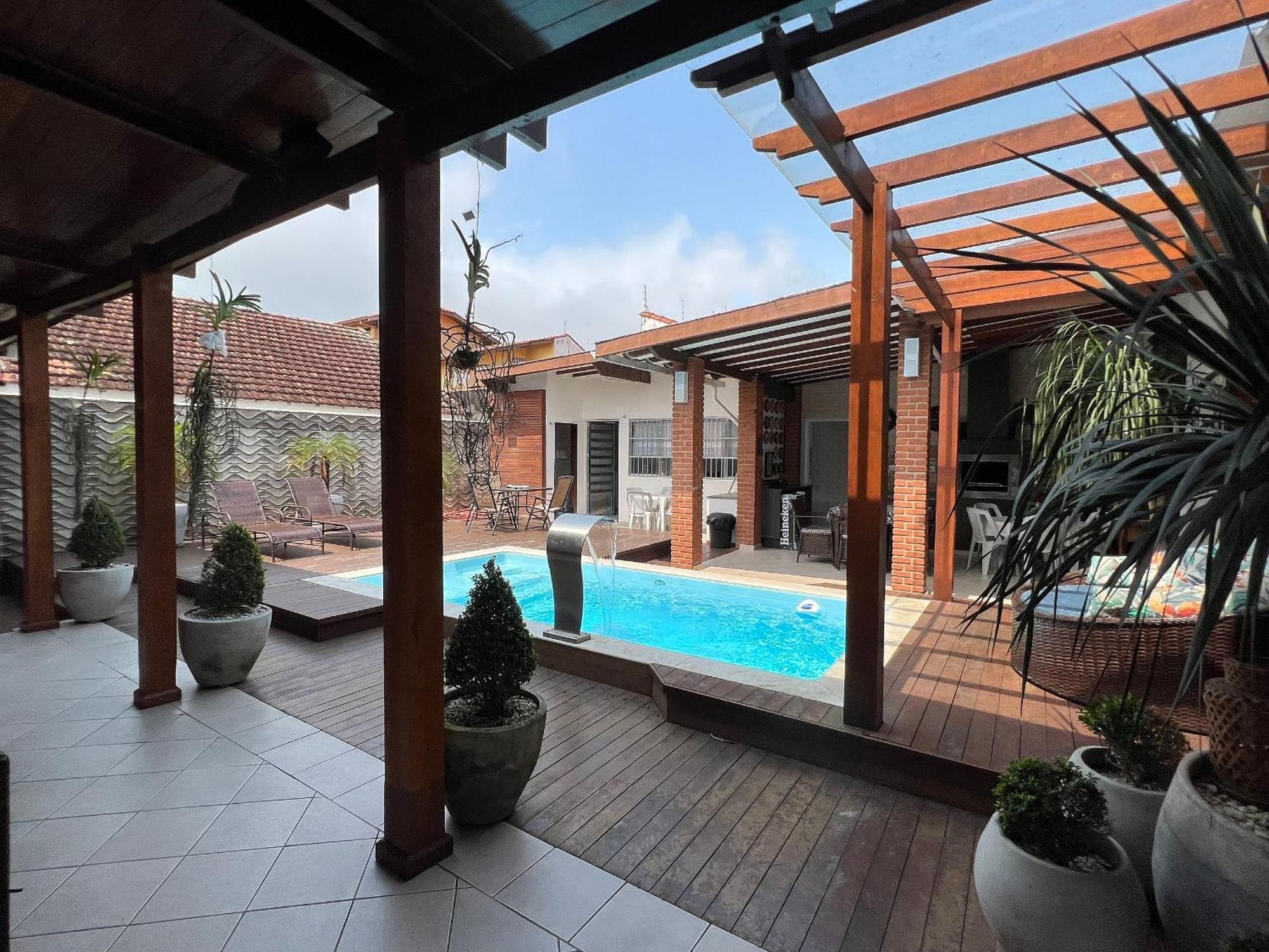 Casa agradável com piscina, a poucos passos da Praia Peruíbe Esterno foto