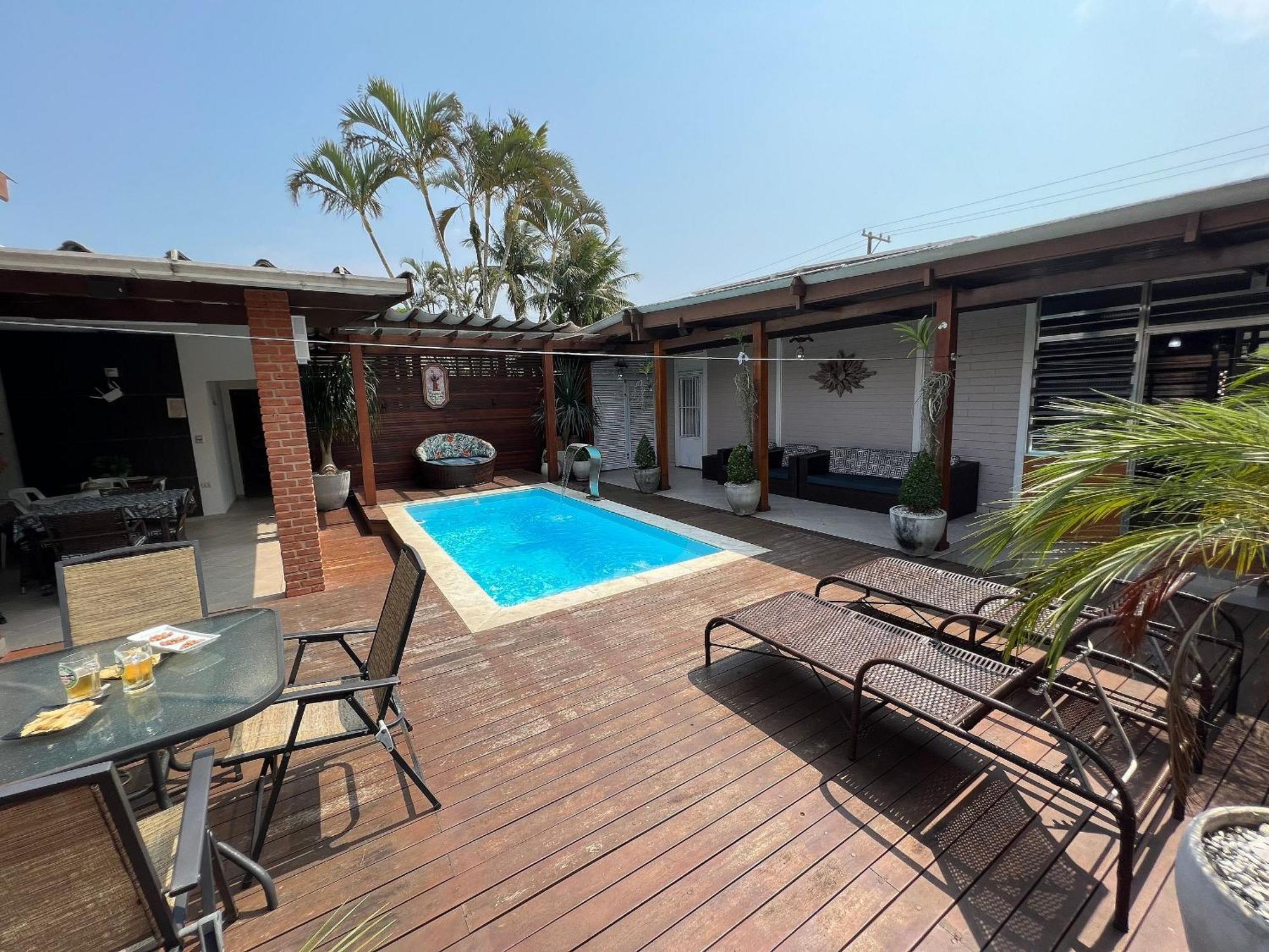 Casa agradável com piscina, a poucos passos da Praia Peruíbe Esterno foto