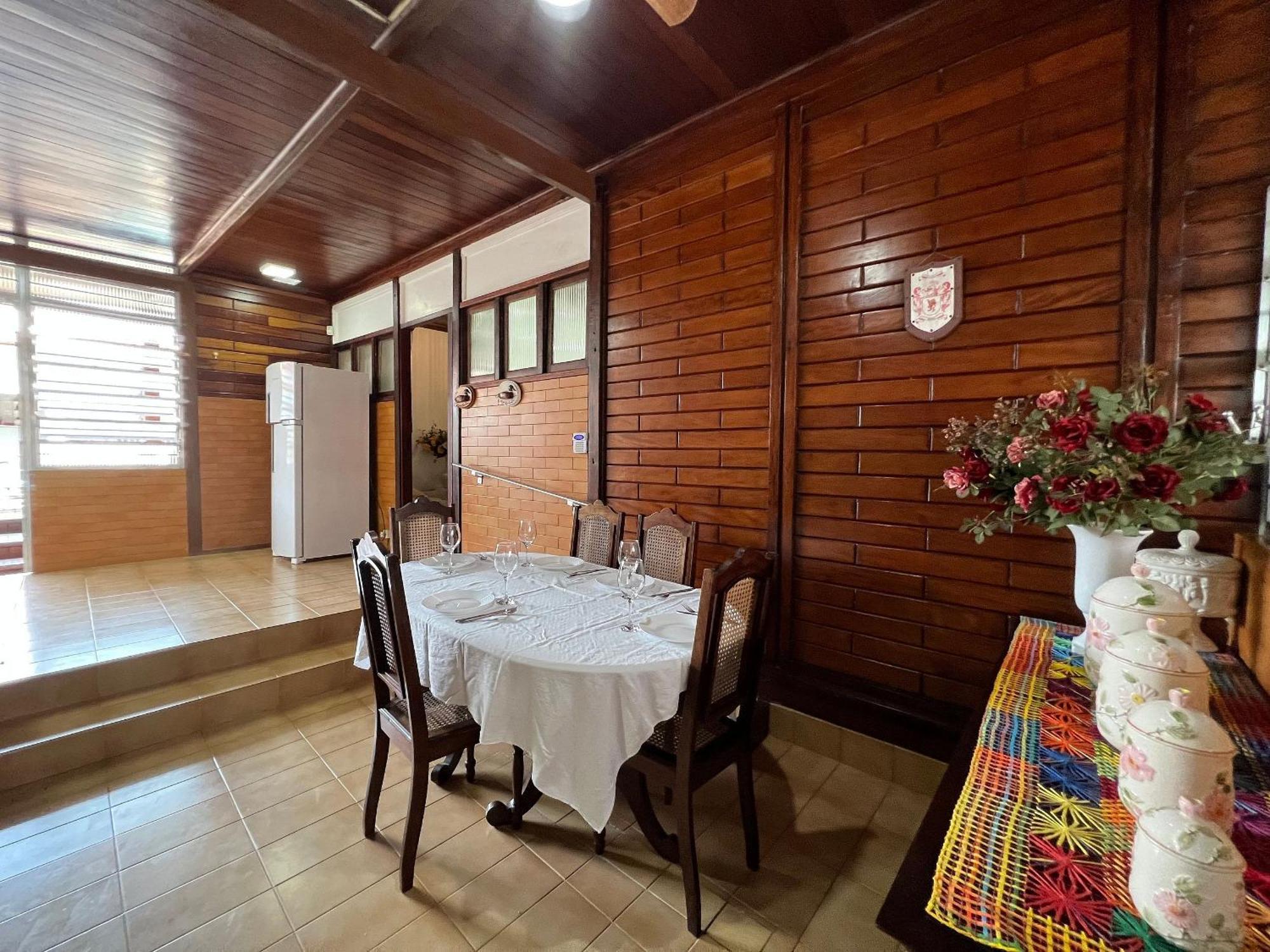 Casa agradável com piscina, a poucos passos da Praia Peruíbe Esterno foto