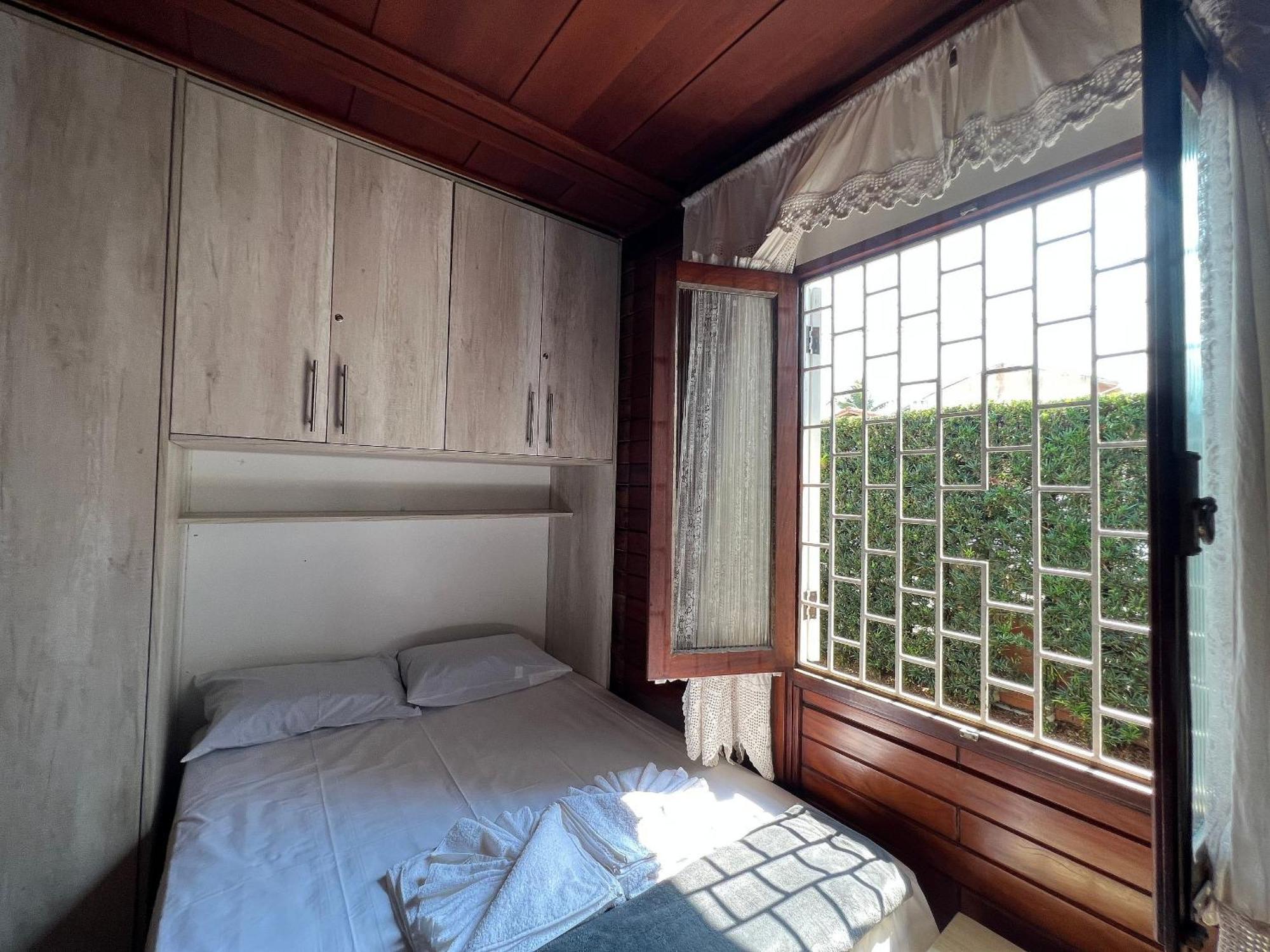 Casa agradável com piscina, a poucos passos da Praia Peruíbe Esterno foto