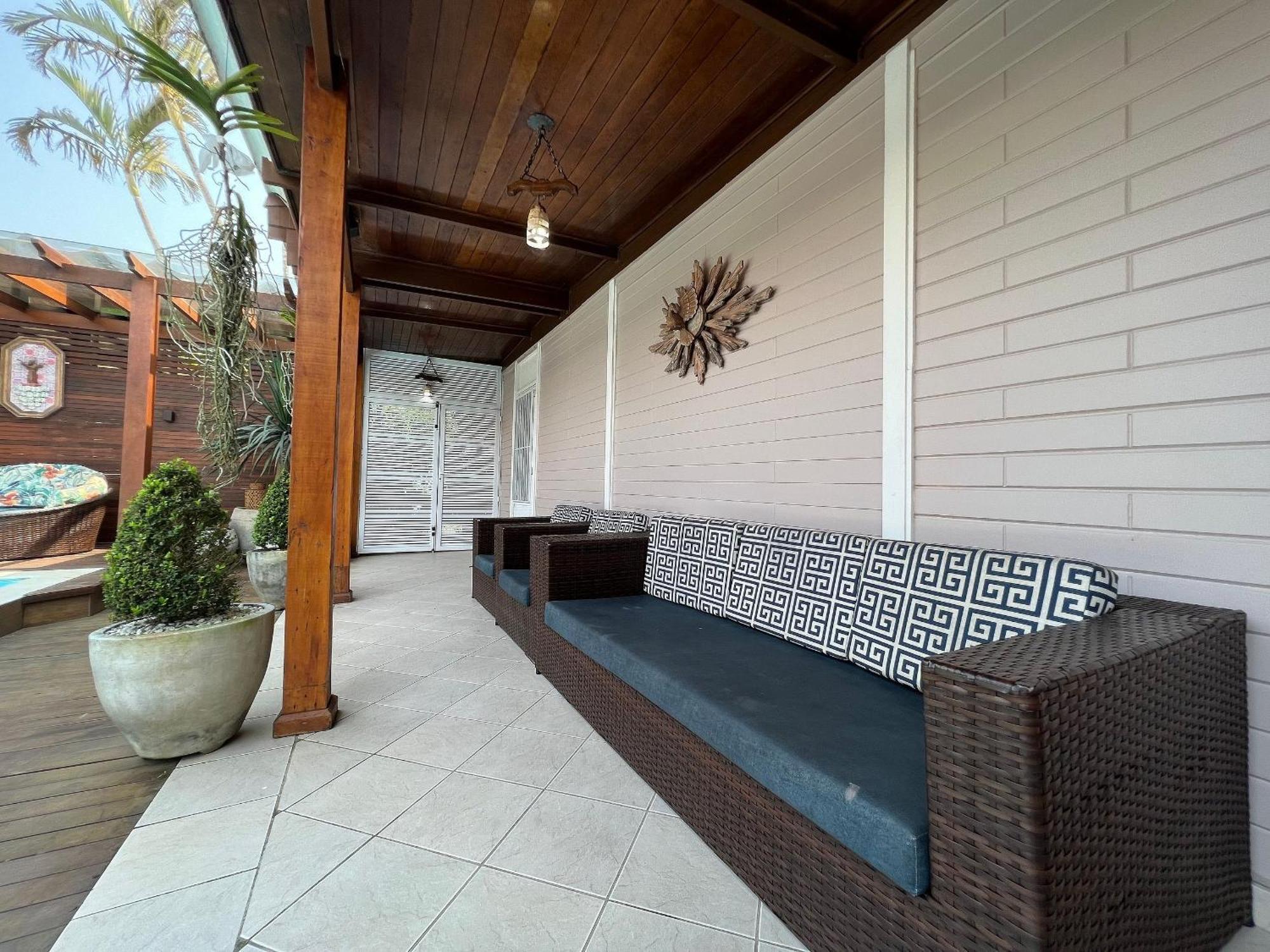 Casa agradável com piscina, a poucos passos da Praia Peruíbe Esterno foto