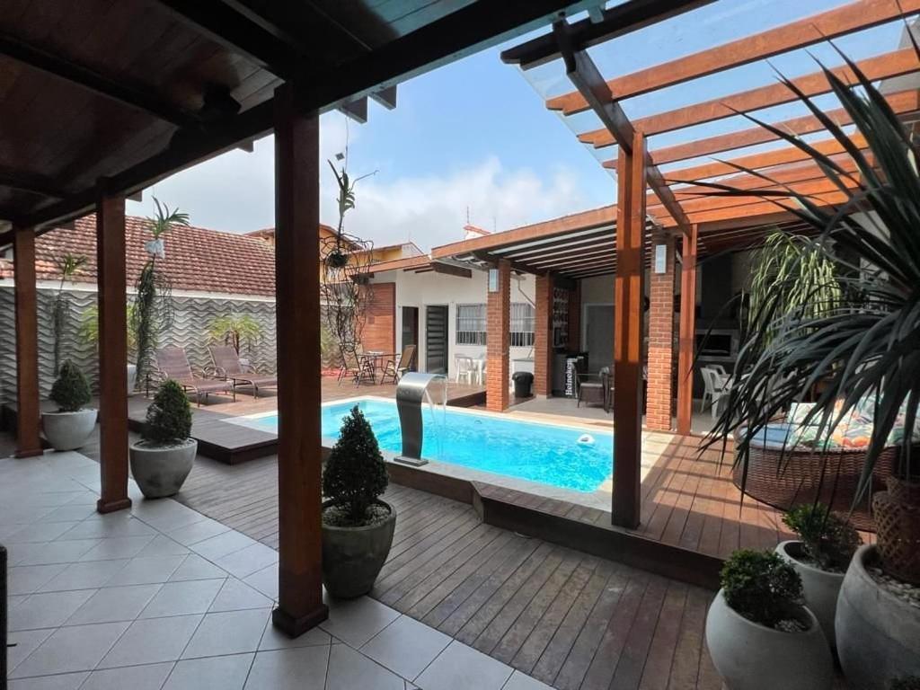 Casa agradável com piscina, a poucos passos da Praia Peruíbe Esterno foto