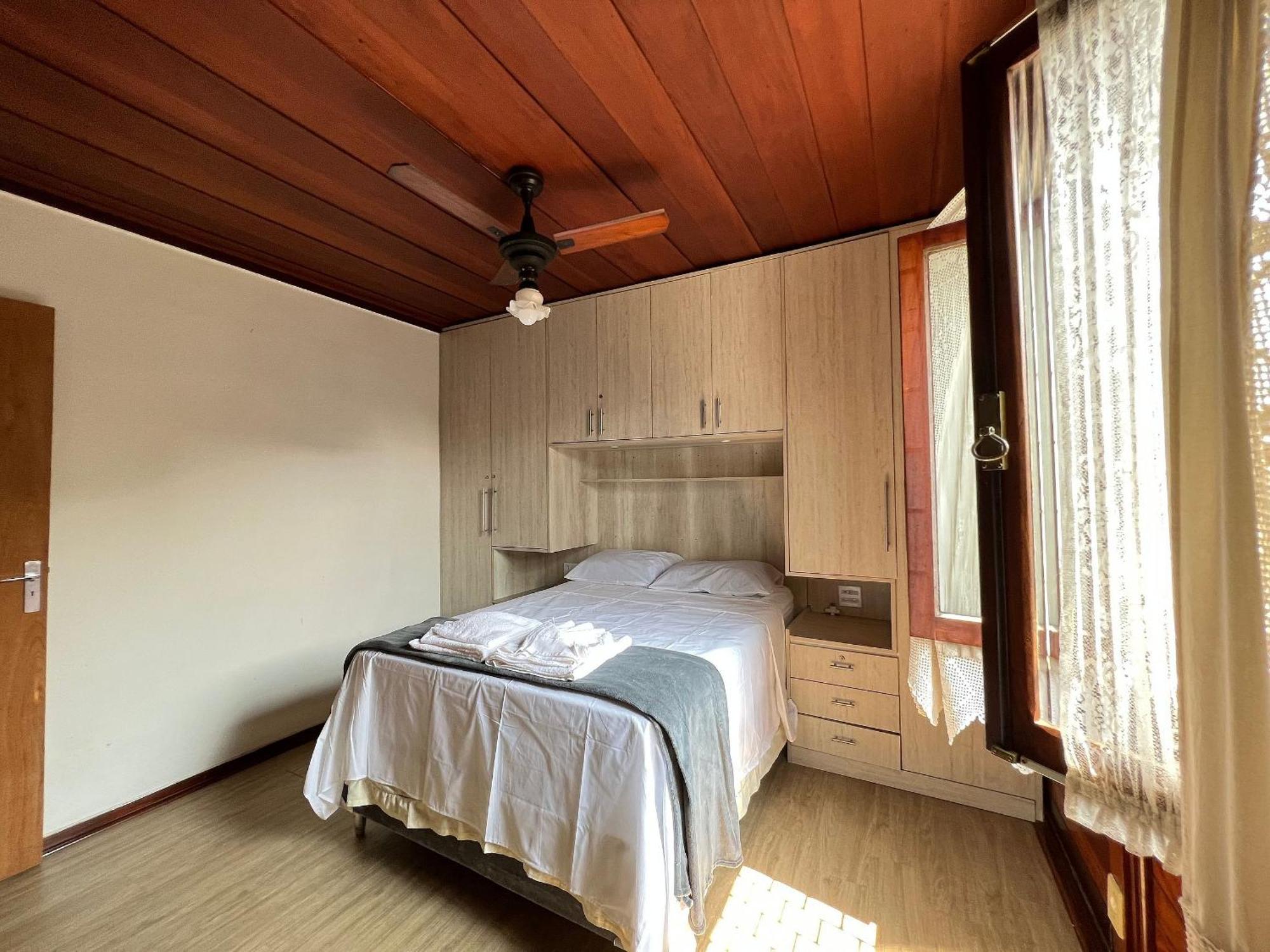 Casa agradável com piscina, a poucos passos da Praia Peruíbe Esterno foto