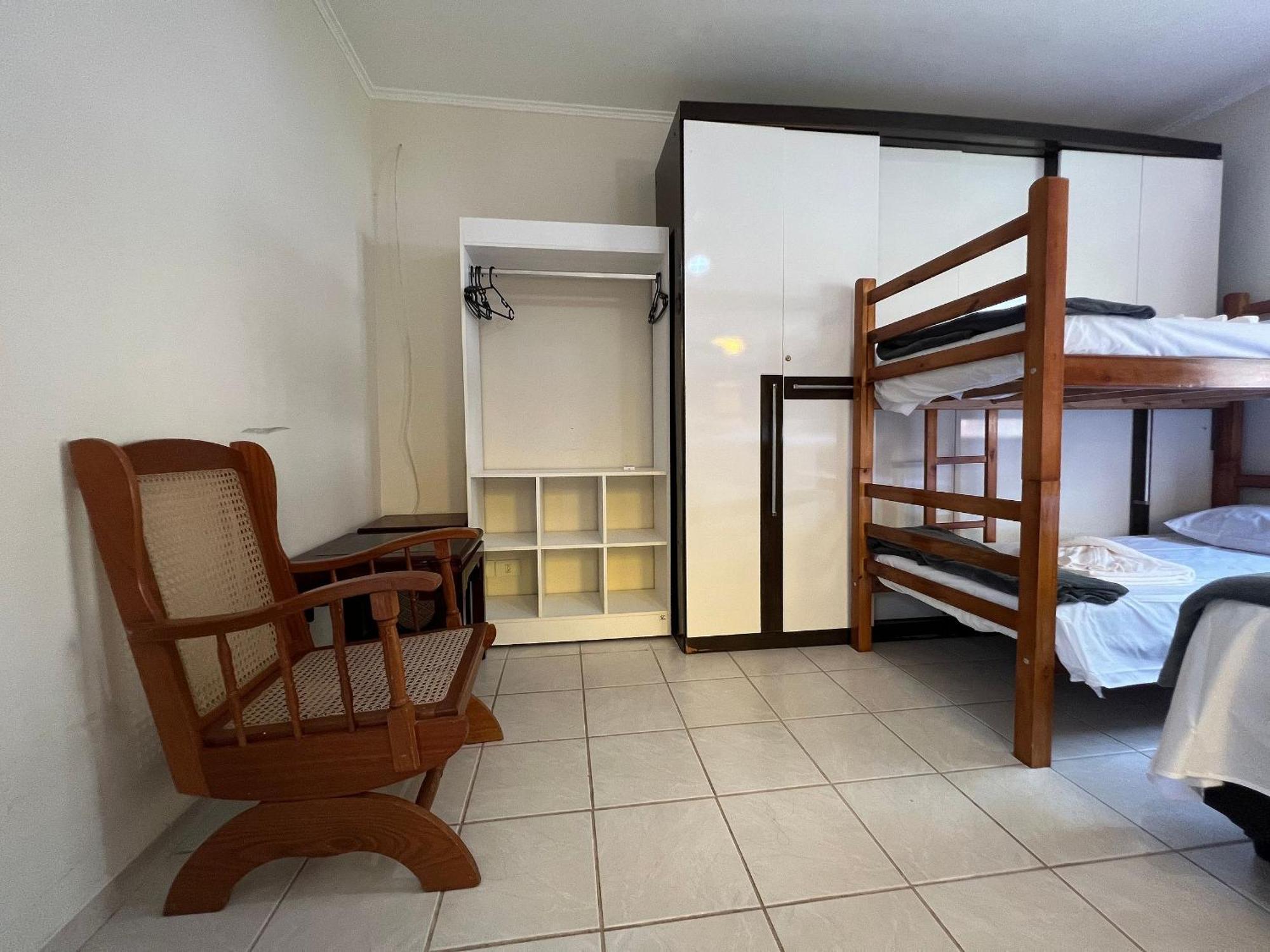 Casa agradável com piscina, a poucos passos da Praia Peruíbe Esterno foto
