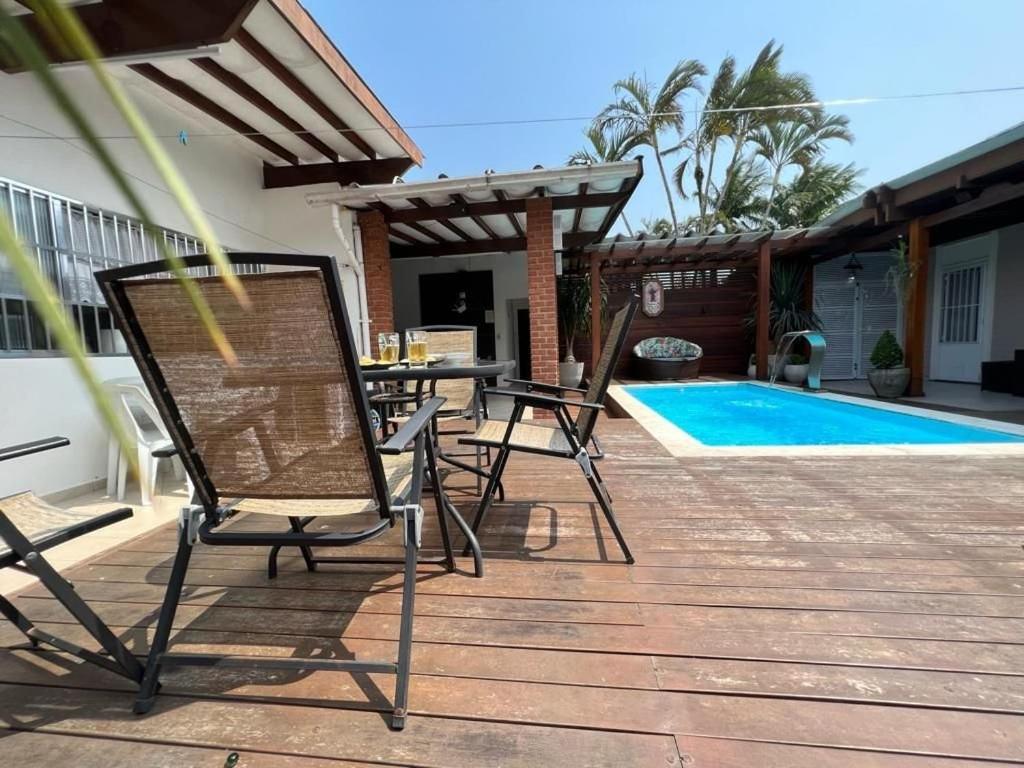 Casa agradável com piscina, a poucos passos da Praia Peruíbe Esterno foto