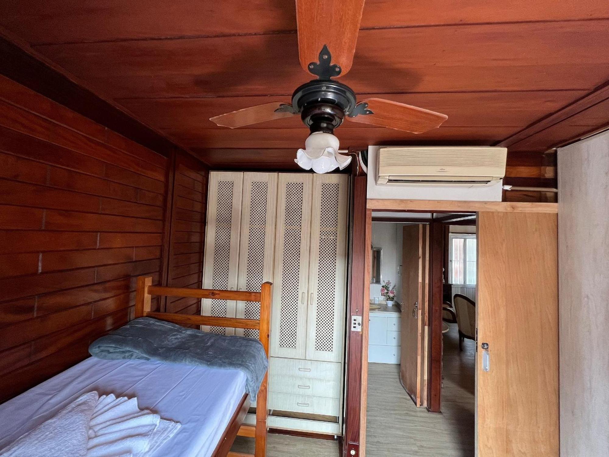 Casa agradável com piscina, a poucos passos da Praia Peruíbe Esterno foto