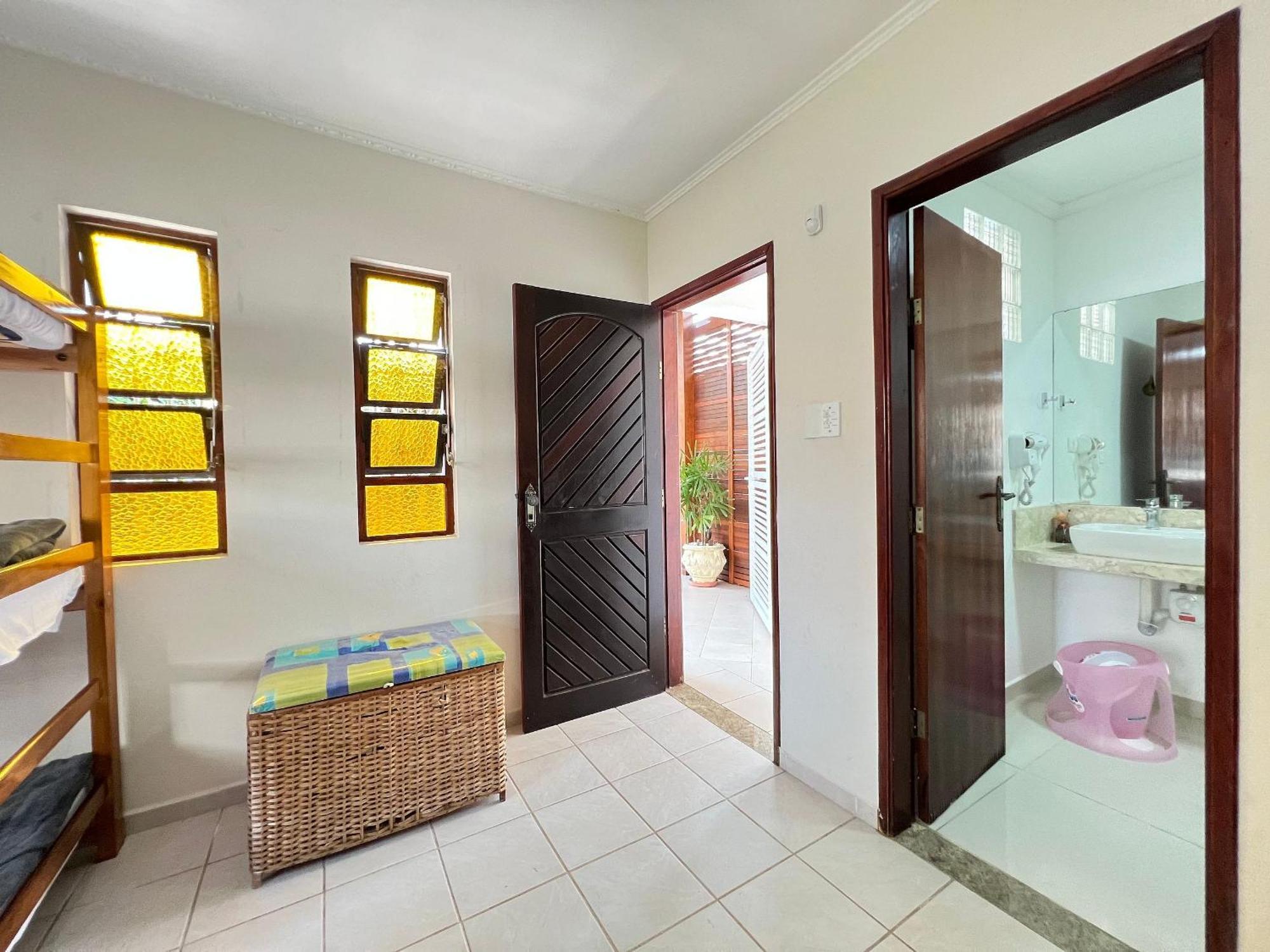 Casa agradável com piscina, a poucos passos da Praia Peruíbe Esterno foto
