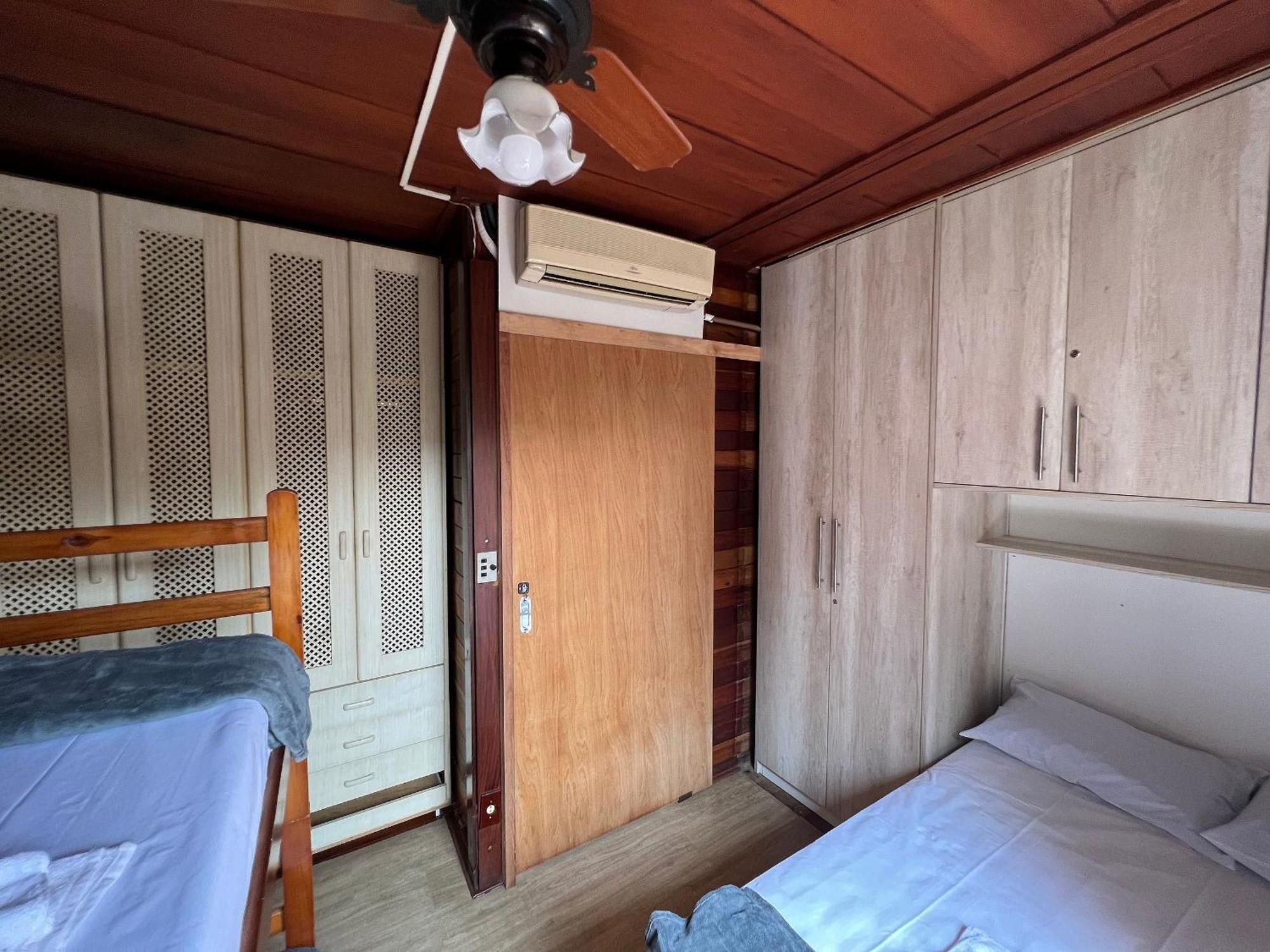 Casa agradável com piscina, a poucos passos da Praia Peruíbe Esterno foto