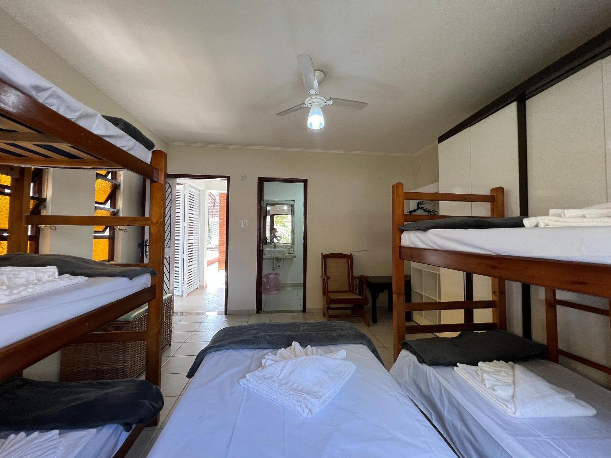 Casa agradável com piscina, a poucos passos da Praia Peruíbe Esterno foto