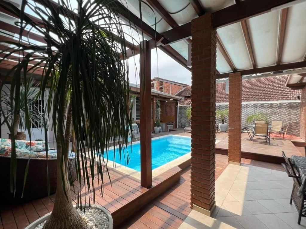 Casa agradável com piscina, a poucos passos da Praia Peruíbe Esterno foto