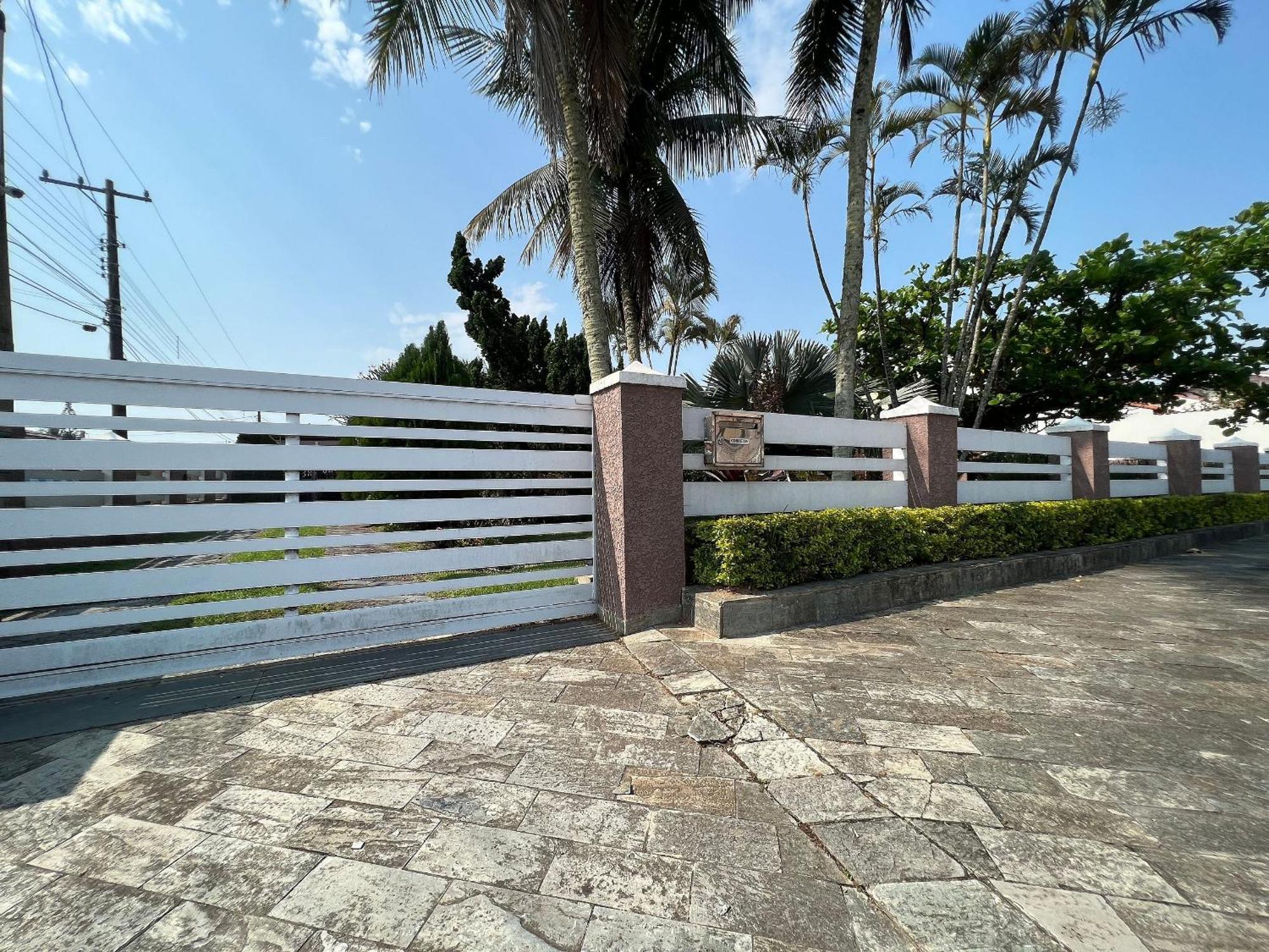 Casa agradável com piscina, a poucos passos da Praia Peruíbe Esterno foto