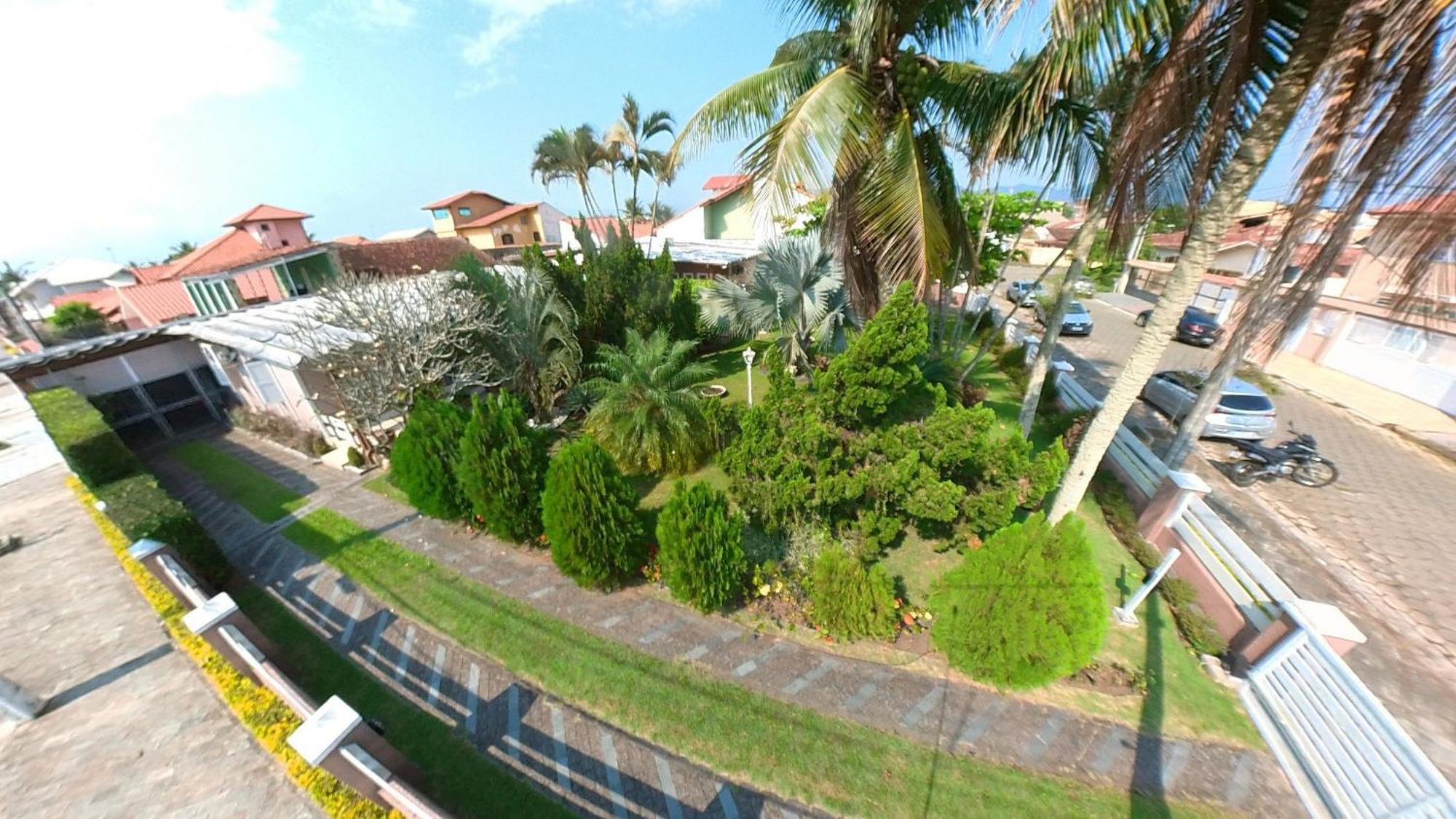 Casa agradável com piscina, a poucos passos da Praia Peruíbe Esterno foto