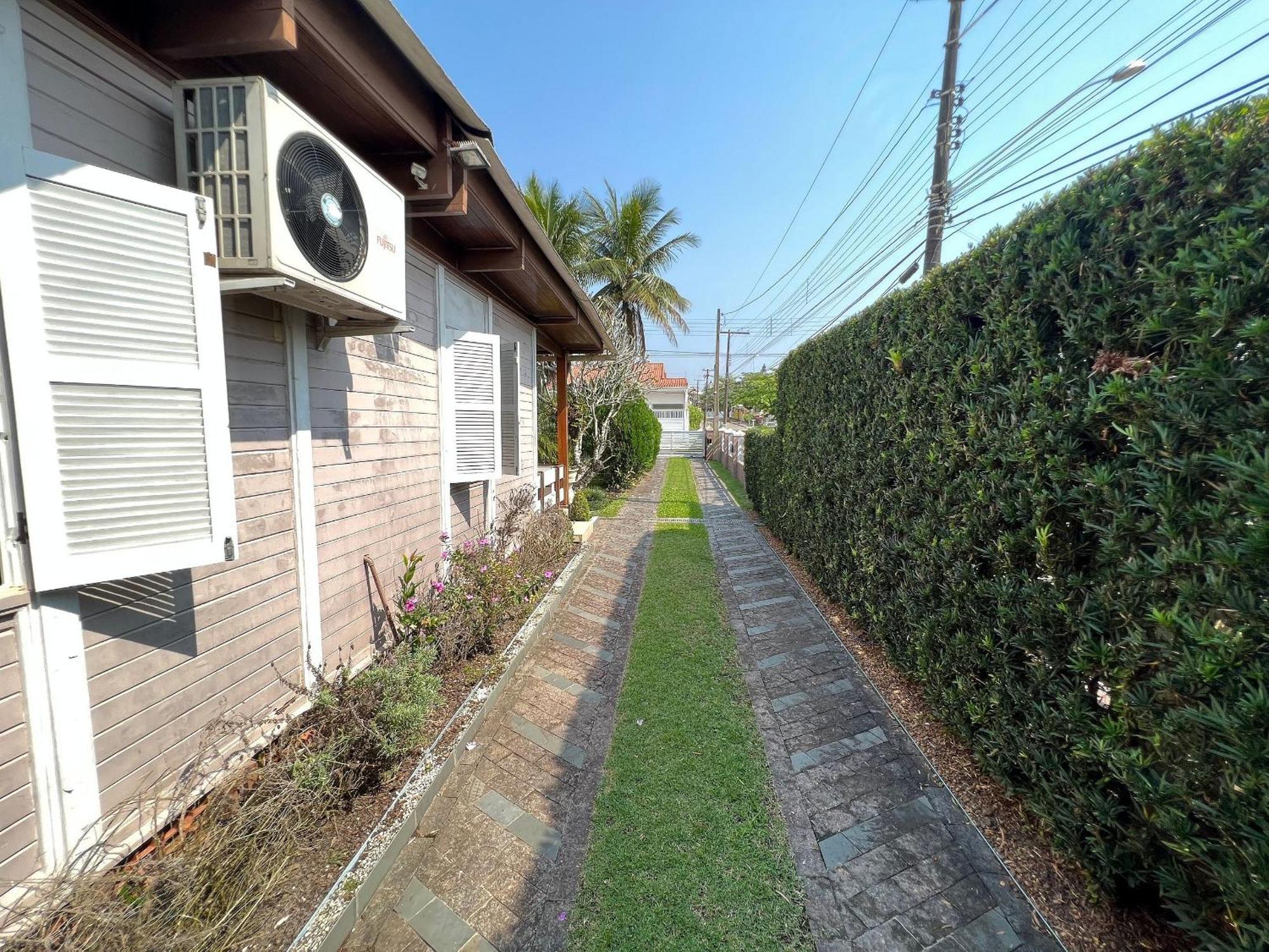 Casa agradável com piscina, a poucos passos da Praia Peruíbe Esterno foto