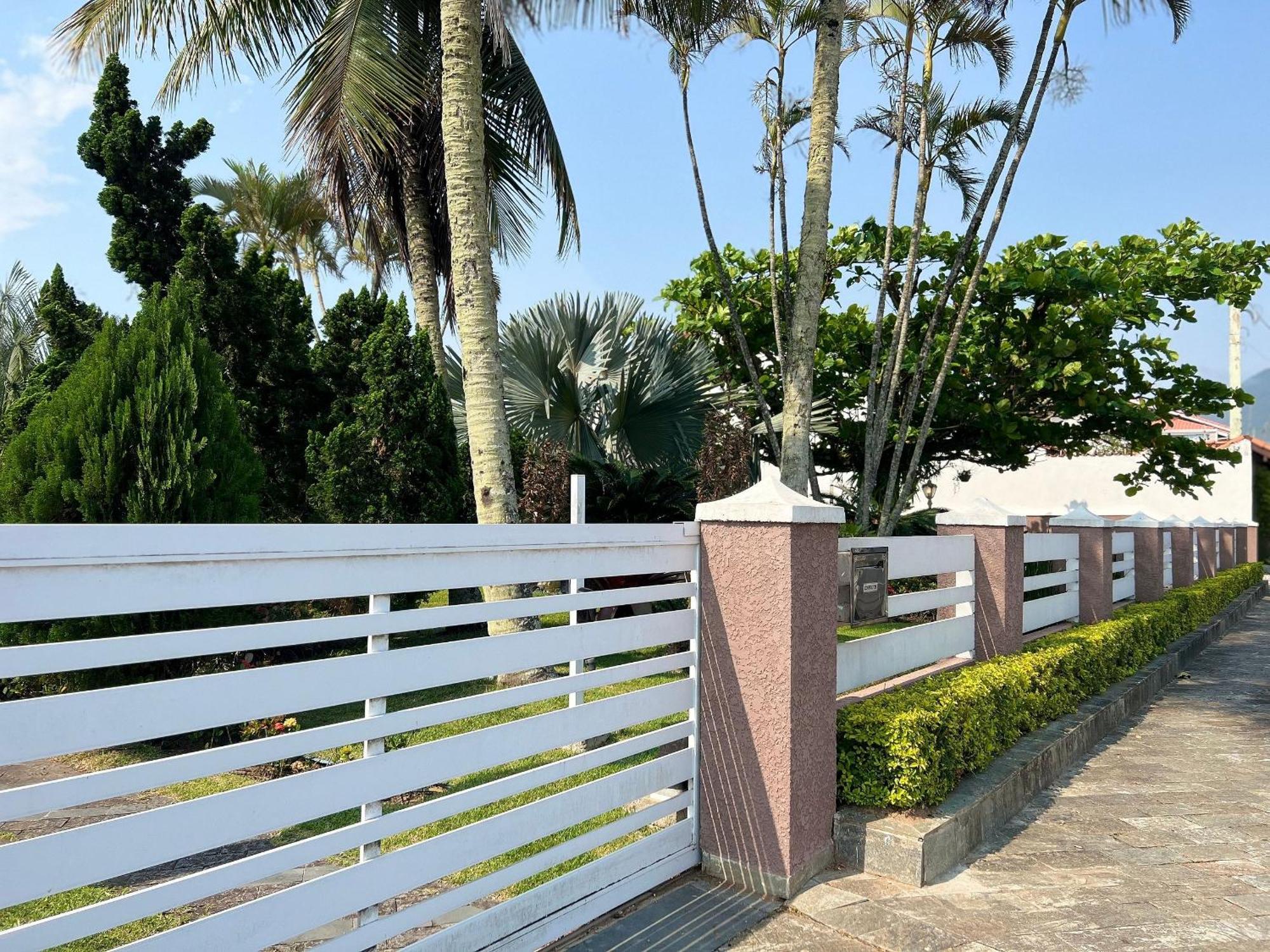Casa agradável com piscina, a poucos passos da Praia Peruíbe Esterno foto