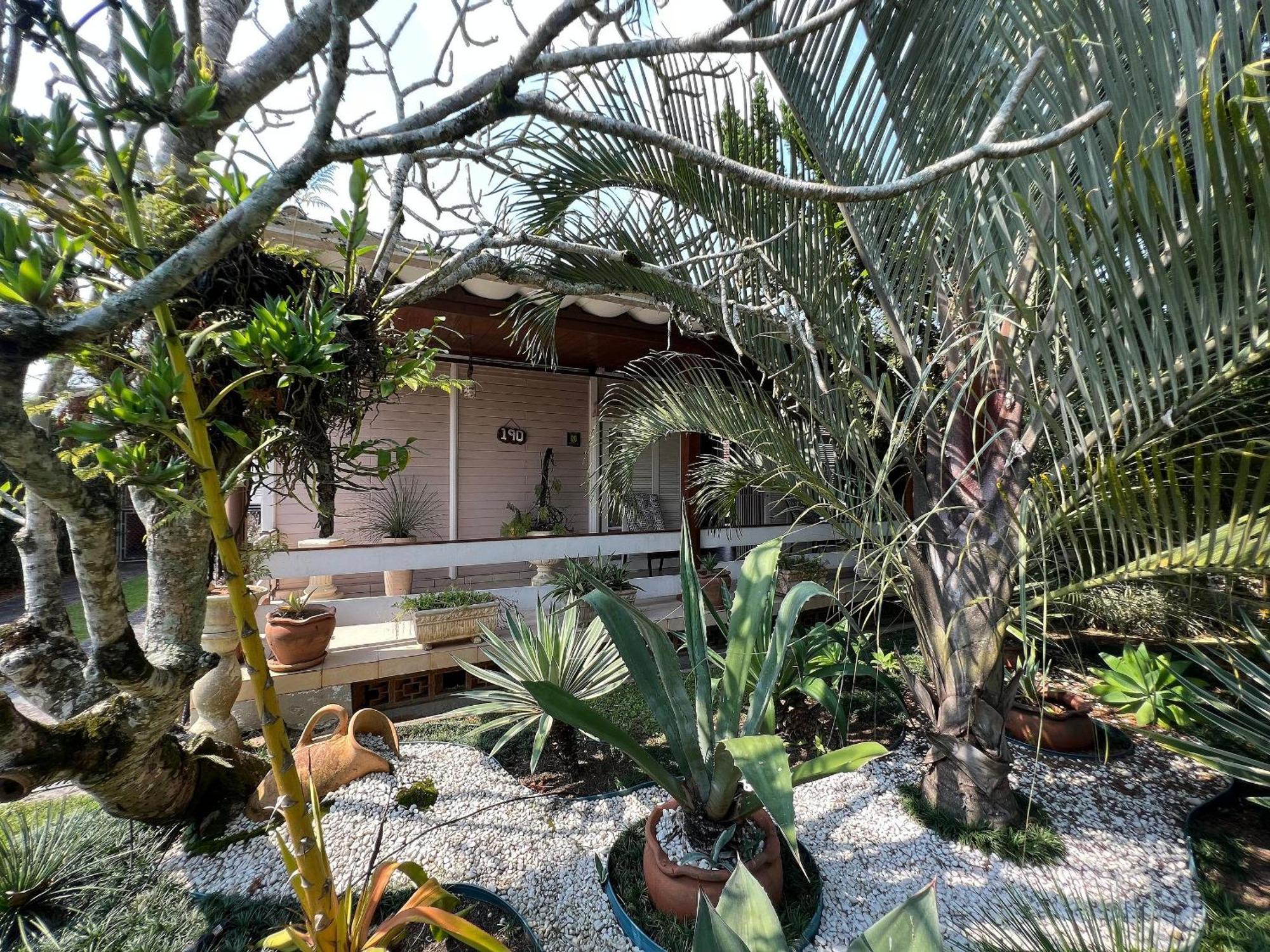 Casa agradável com piscina, a poucos passos da Praia Peruíbe Esterno foto